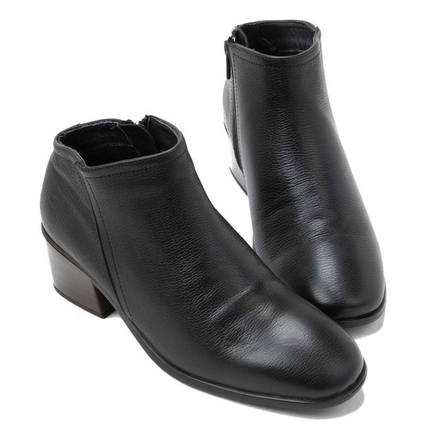 Pair of Naot Women&