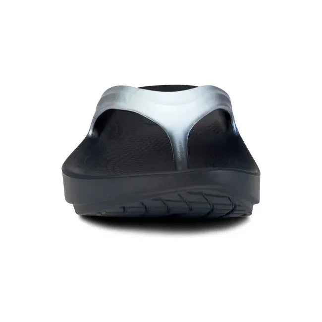 Front of Women's OOfos OOlala Luxe Sandal in Frost Silver and Blue with toe post