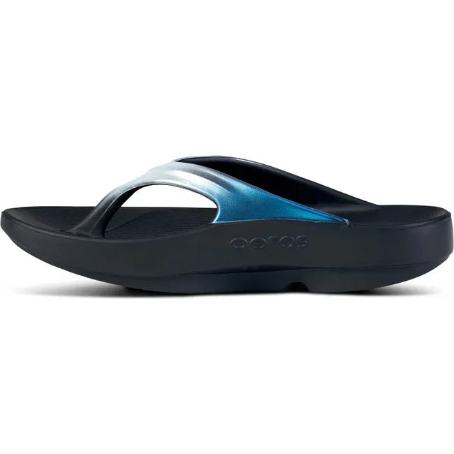 Medial side of Women's OOfos OOlala Luxe Sandal in Frost Silver and Blue