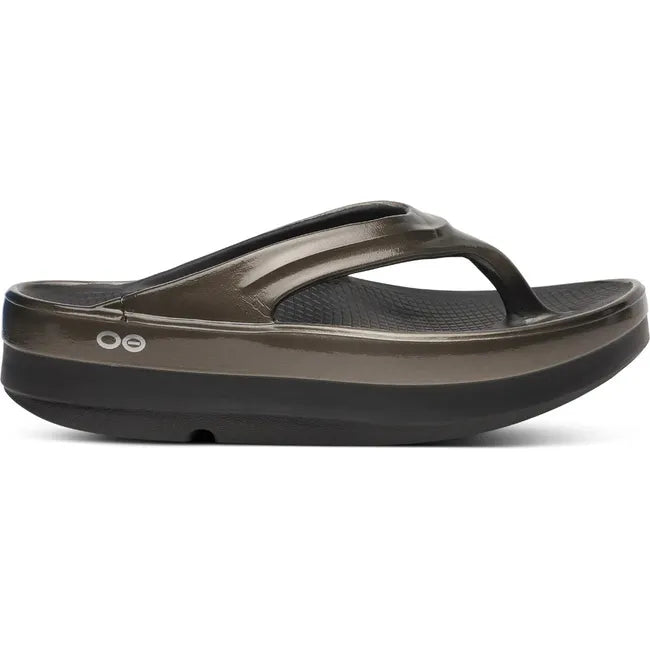 Lateral side of Women's OOfos OOmega Oolala Stacked Sandal in Black Titanium Mirror