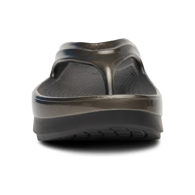 Front of Women's OOfos OOmega Oolala Stacked Sandal in Black Titanium Mirror showing toe post