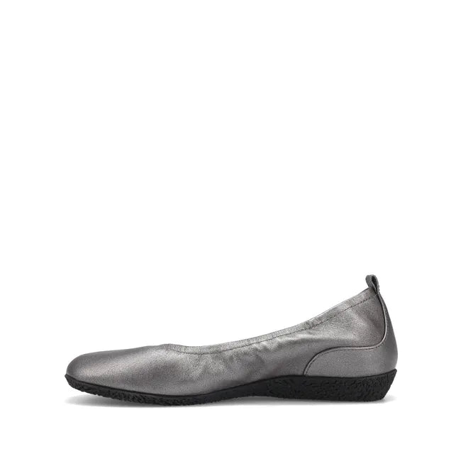 Medial side Women&#39;s Taos Flat Chit Chat in pewter silver leather
