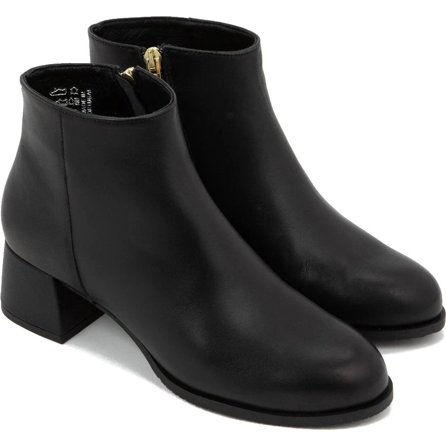 Pair of Naot Women&