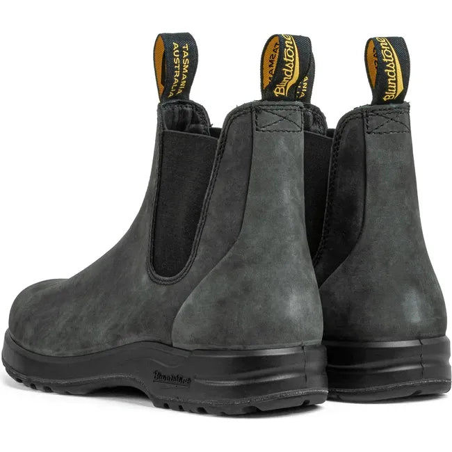 Heel angled view of a pair of Unisex Blundstone 587 Chelsea Boot in Rustic Black leather