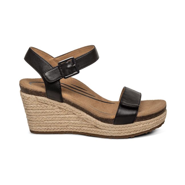 Lateral profile of Aetrex Women&