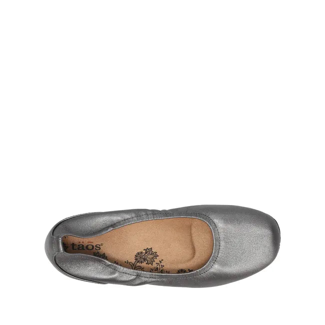 Top down view of Women&#39;s Taos Flat Chit Chat in pewter silver leather with supportive insole