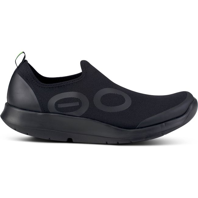Lateral side of laceless Men&#39;s OOFOS OOmg Sport in all black