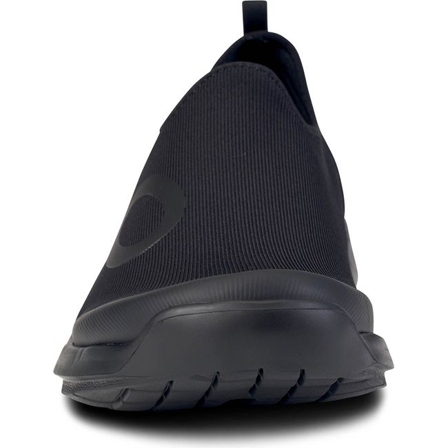 Front of laceless Men&#39;s OOFOS OOmg Sport in all black