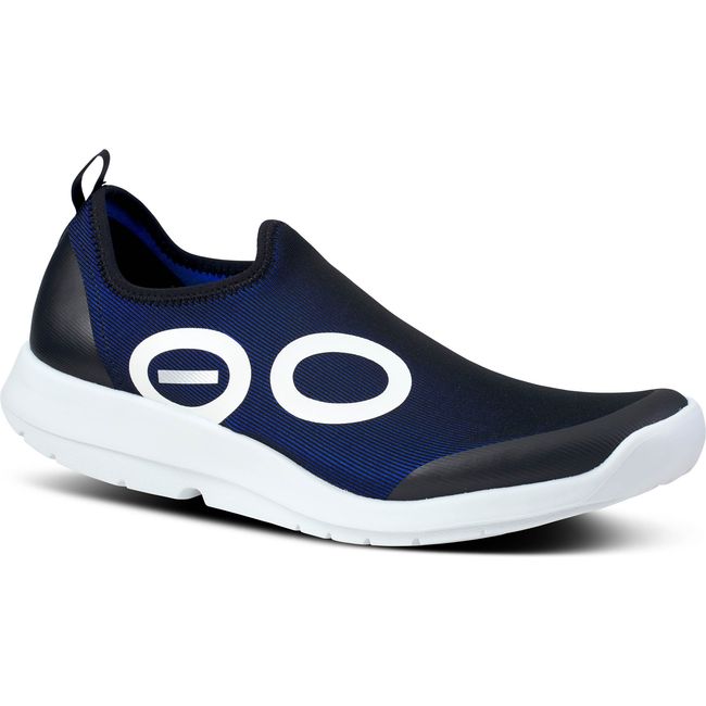 Front angled view of Men&#39;s OOFOS OOmg Sport in navy mesh with a white sole