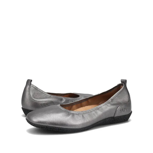 Pair of Women&#39;s Taos Flat Chit Chat in pewter silver leather