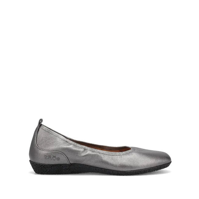 Lateral side of Women's Taos Flat Chit Chat in pewter silver leather