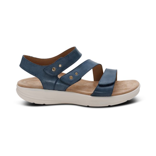 Lateral profile of Aetrex Women&