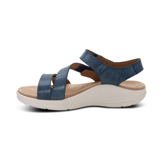 Medial profile of Aetrex Women&