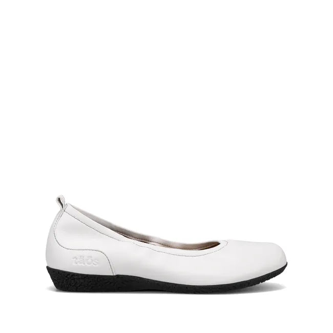 Lateral side of Women&#39;s Taos Chit Chat Flat in white leather