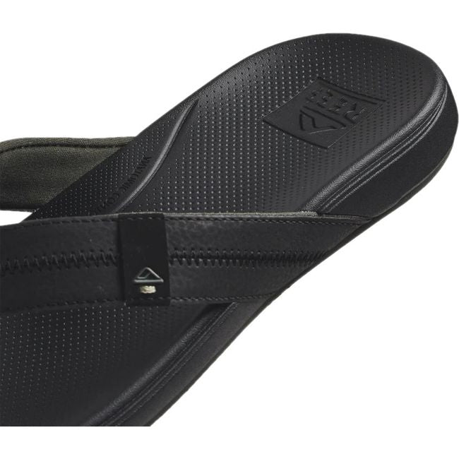 Close up heel view of Men's Reef Cushion Phantom 2.0 Flip Flop in black