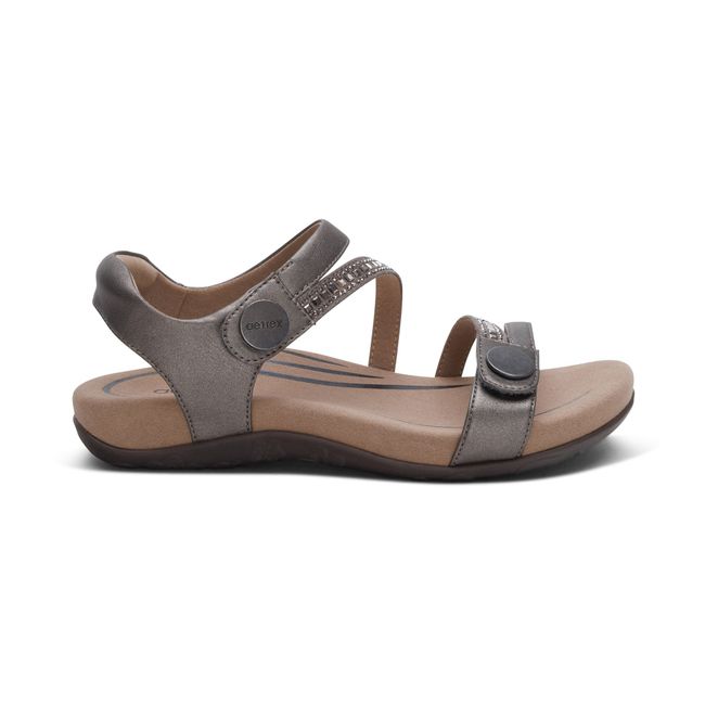 Lateral profile of Aetrex Women&