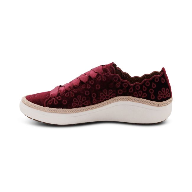 Medial profile of Aetrex Women&