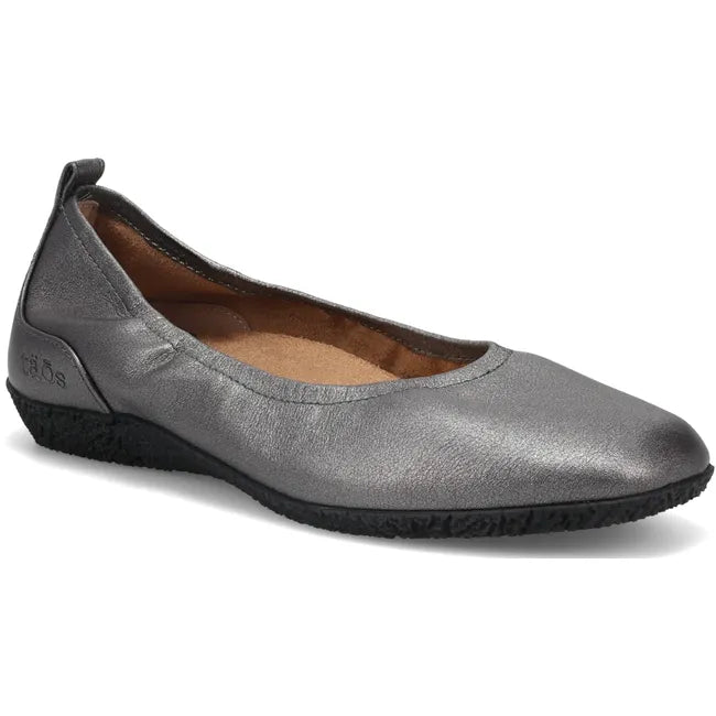 Front angled view of Women&#39;s Taos Flat Chit Chat in pewter silver leather