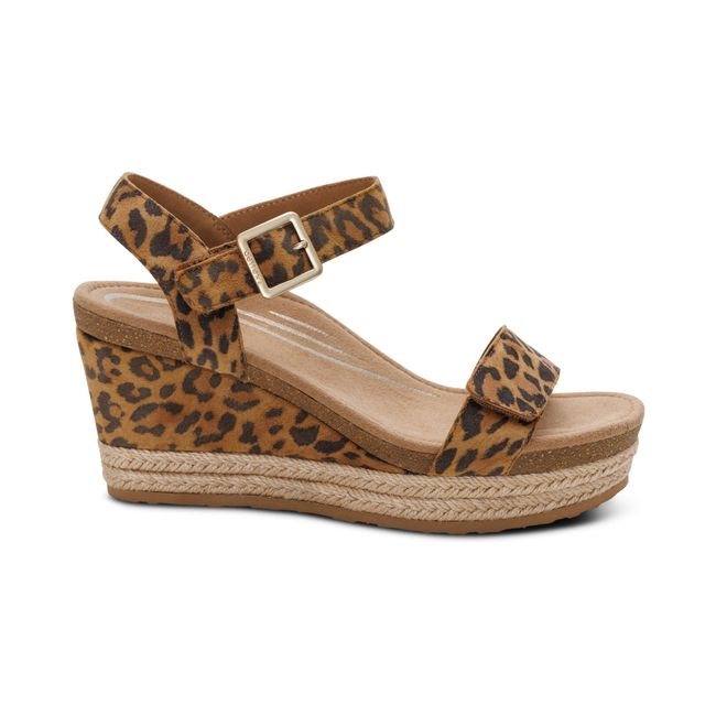 Lateral profile of Aetrex Women&