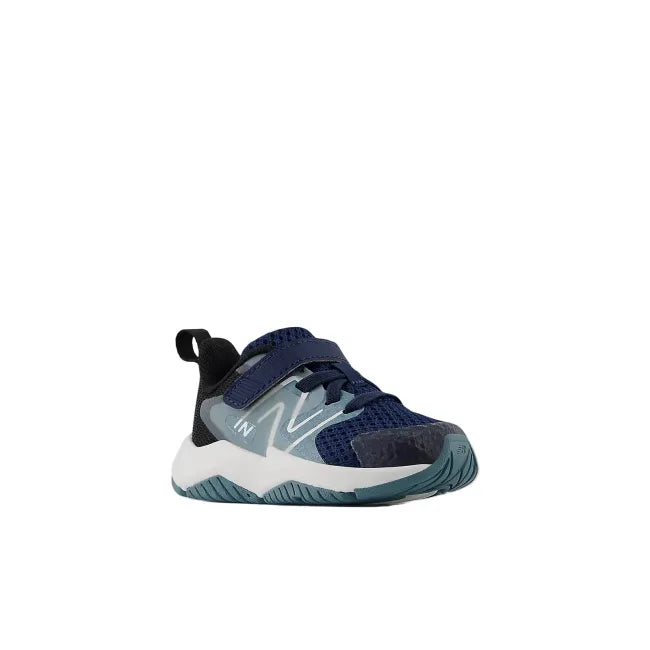 Angled view of New Balance Rave Run V2 toddler shoe in navy and salt water with NB logo