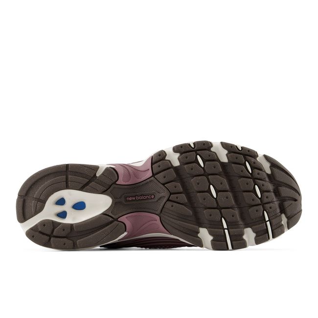 Outsole of the New Balance 530 in dark brown showing the traction pattern