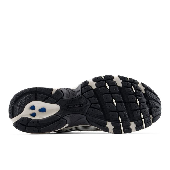 Outsole of the New Balance 530 showing the traction pattern