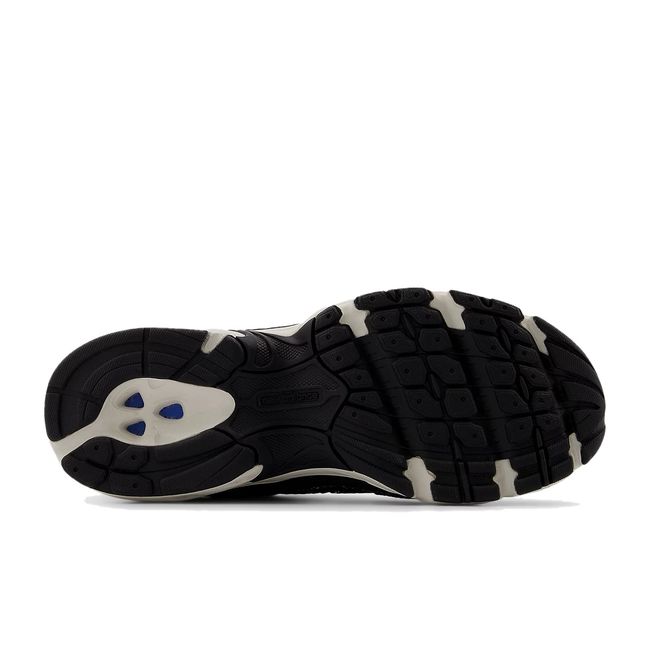 Sole of New Balance Unisex 530 Lifestyle Shoe in black and flat taupe