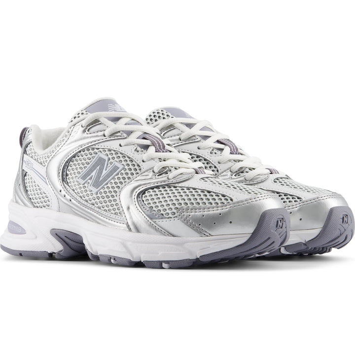 Pair of New Balance Unisex 530 sneakers in Grey Matter