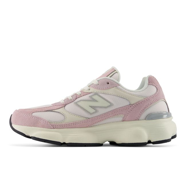 Medial profile of New Balance Women&